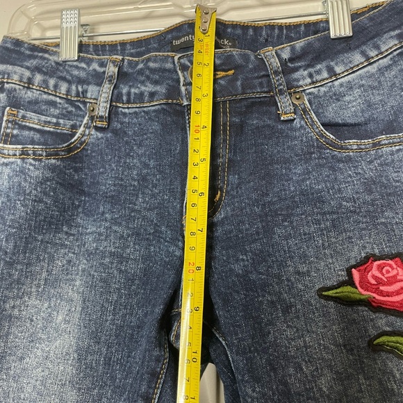 Rue21 Premium Blue Jeans with Floral Embroidery Size 5/6 - Picture 6 of 9